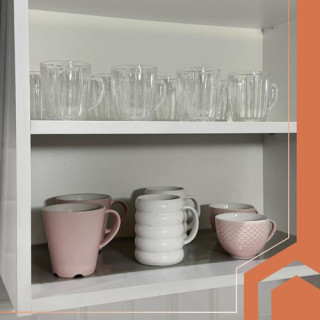 Siva nedrseča podloga za predale