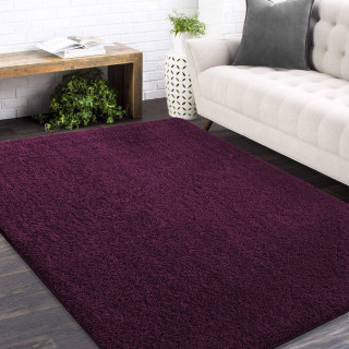 Mehka, kosmata preproga v barvi jajčevca