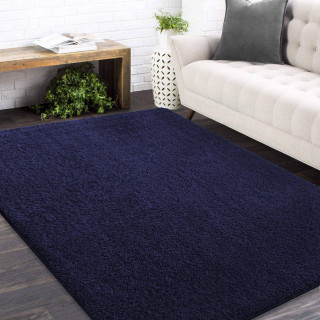 Mehka temno modra kosmata preproga