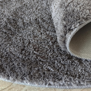 Okrogla kosmata preproga v sivi barvi