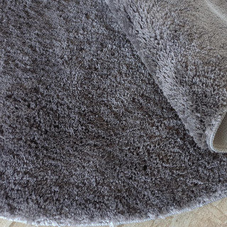 Okrogla kosmata preproga v sivi barvi