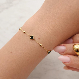 Pozlačena zapestnica s črnimi deteljicami