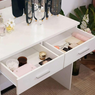 Toaletna mizica z ogledalom in LED osvetlitvijo