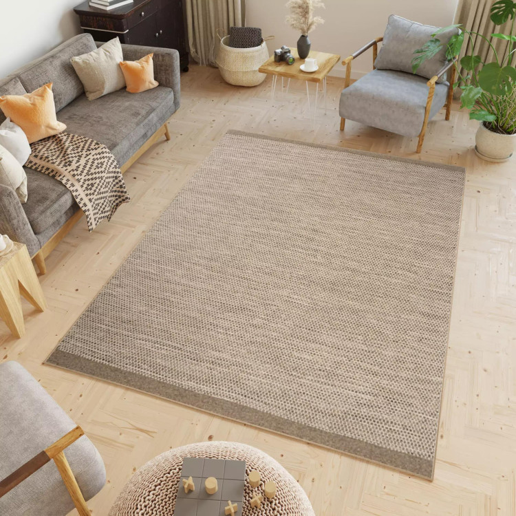 Pletena temno bež preproga v boho slogu