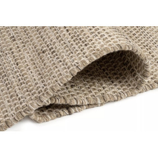 Pletena temno bež preproga v boho slogu