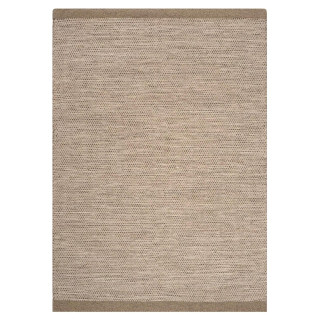 Pletena temno bež preproga v boho slogu