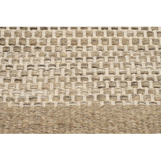 Pletena temno bež preproga v boho slogu