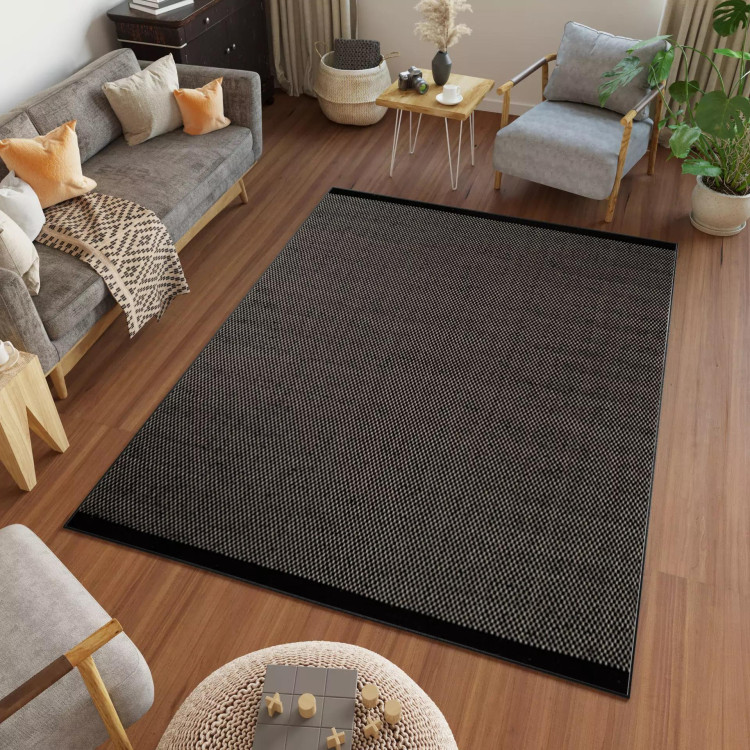 Črna pletena preproga v boho slogu