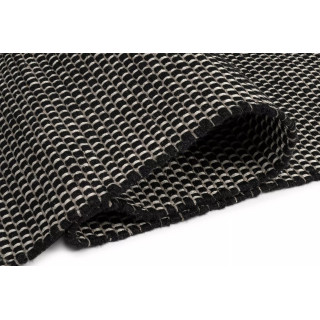 Črna pletena preproga v boho slogu