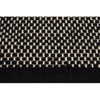 Črna pletena preproga v boho slogu