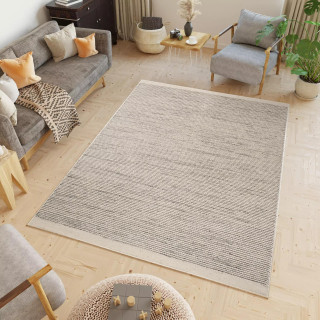 Pletena bež preproga v boho slogu