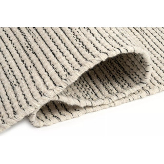 Pletena bež preproga v boho slogu