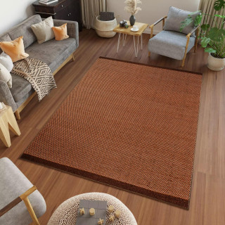 Rjava pletena preproga v boemskem slogu