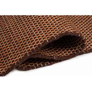 Rjava pletena preproga v boemskem slogu