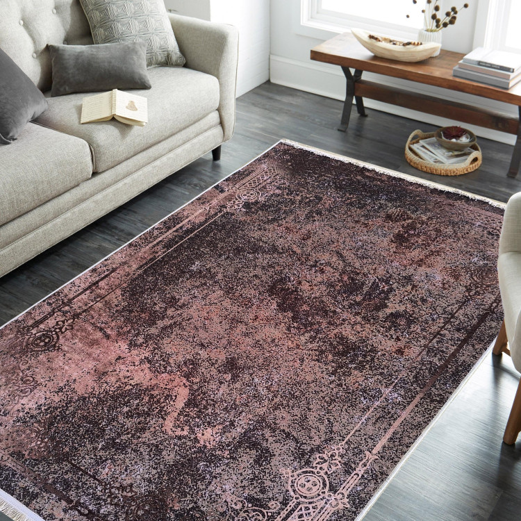 Rjava preproga z abstraktnim vzorcem