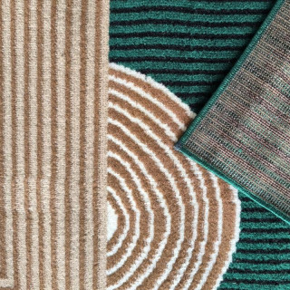 Zelena vzorčasta preproga