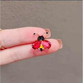 Broška v obliki rdeče žuželke