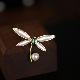 Broška z biserom in kačjim pastirjem