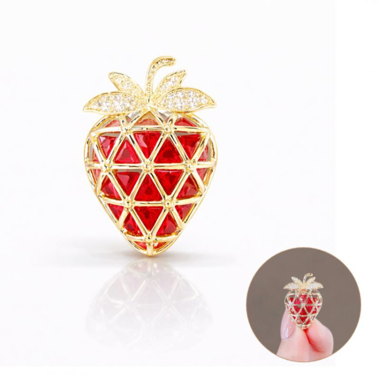 Dekorativna broška v obliki jagode