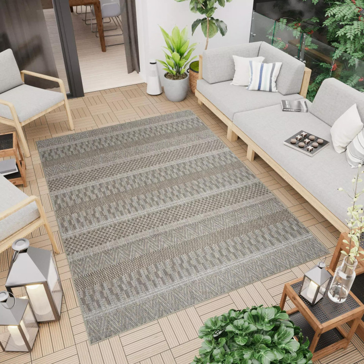 Rjava žametna preproga z vzorcem