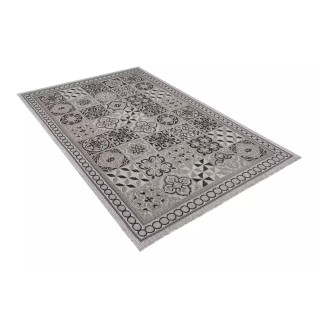 Siva žametna preproga z vzorcem