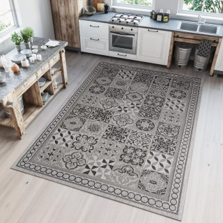 Siva žametna preproga z vzorcem