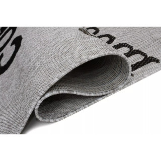 Siva črtasta preproga z napisi