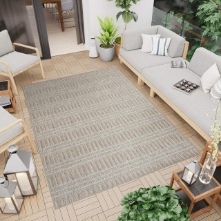 Rjava žametna preproga z vzorcem