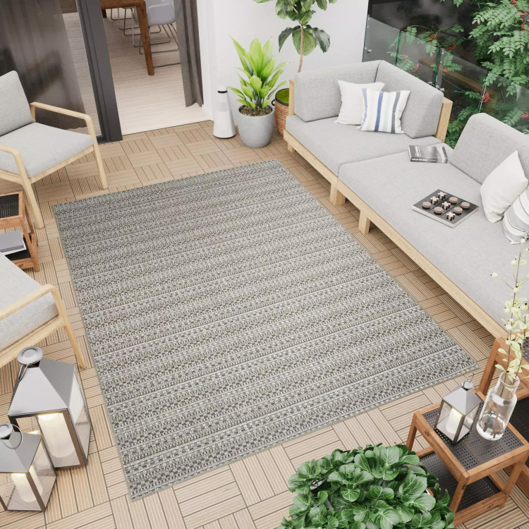 Rjava žametna preproga z vzorcem