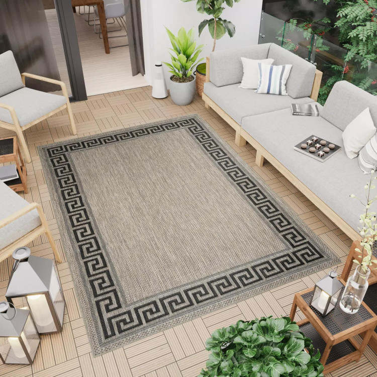 Rjava žametna preproga z vzorcem