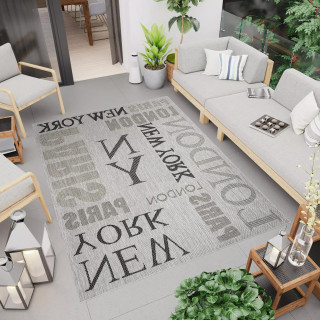 Siva črtasta preproga z napisi