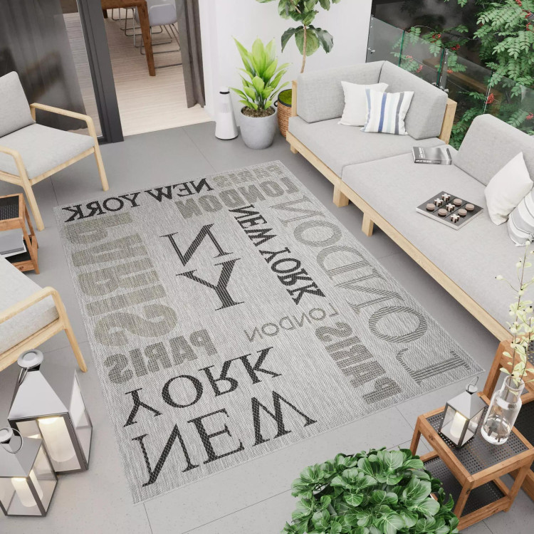 Siva črtasta preproga z napisi