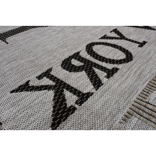 Siva črtasta preproga z napisi