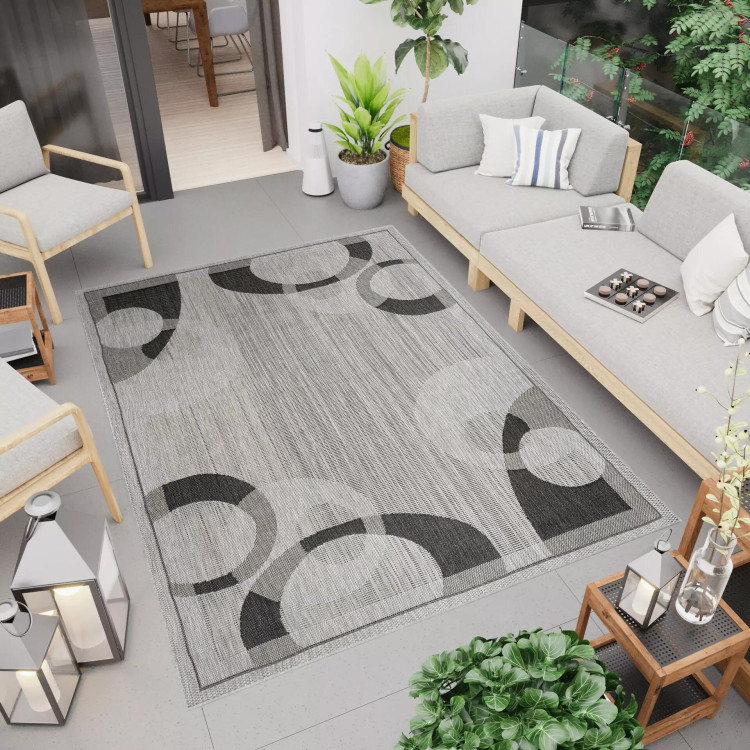 Siva žametna preproga z vzorcem