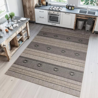 Rjava žametna preproga z vzorcem