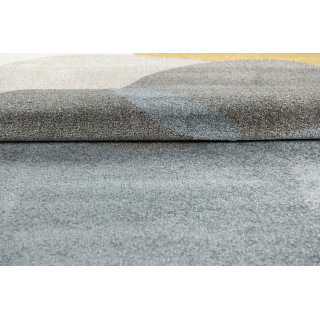 Barvita preproga z abstraktnimi vzorci