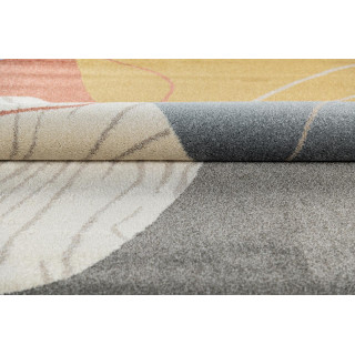 Barvita preproga z abstraktnimi vzorci