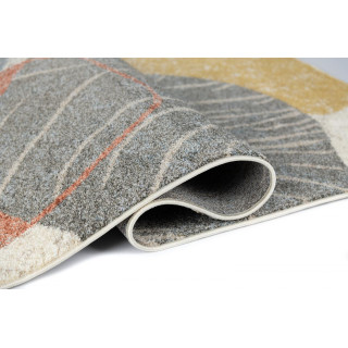 Barvita preproga z abstraktnimi vzorci