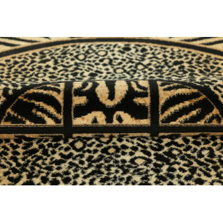 Črna ovalna preproga z vzorcem