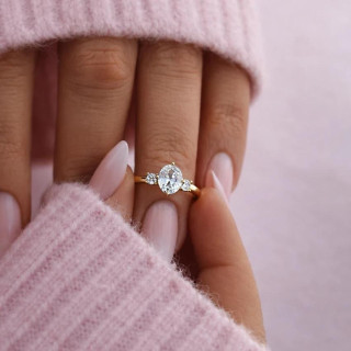 Eleganten prstan z velikim cirkonom