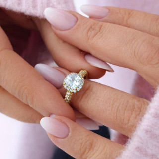 Pozlačen zaročni prstan s cirkoni