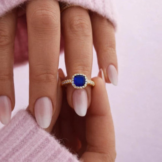 Pozlačen zaročni prstan z modrim cirkonom