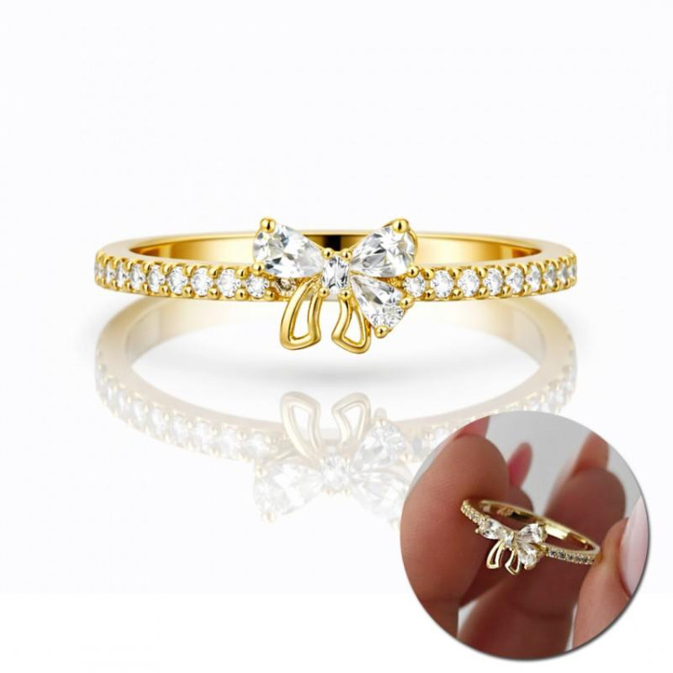 Pozlačen prstan z pentljo in cirkoni