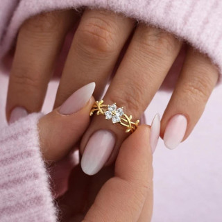 Prepleten pozlačen prstan s cvetom in cirkoni