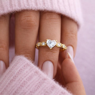 Pozlačen prstan s cirkonskim srcem