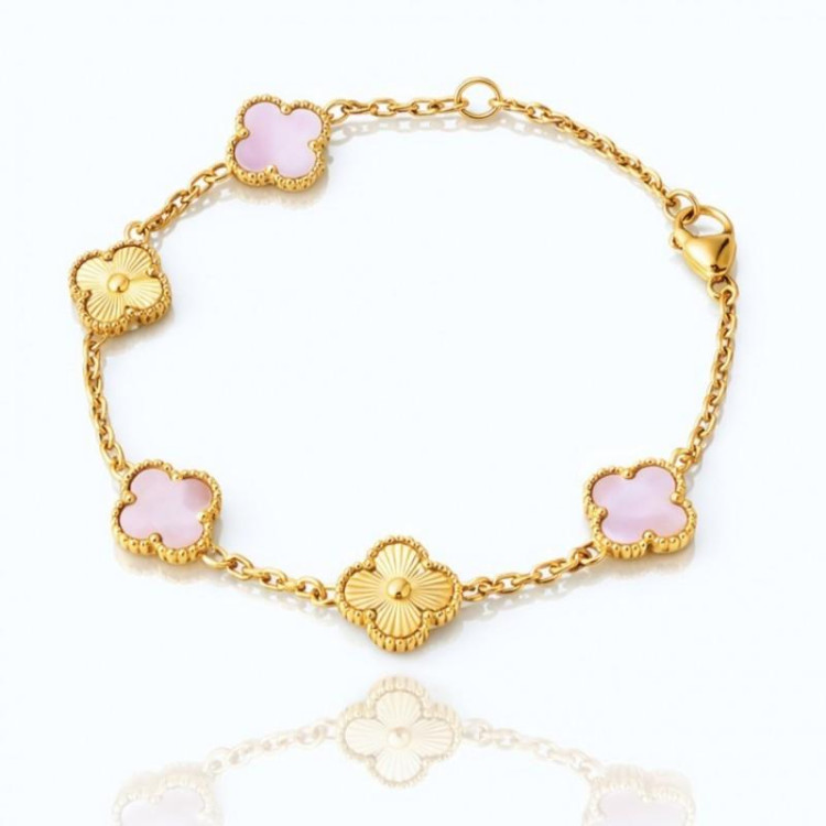 Pozlačena zapestnica z rožnatimi štiriperesnimi deteljicami