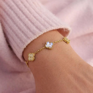 Pozlačena zapestnica z rožnatimi štiriperesnimi deteljicami