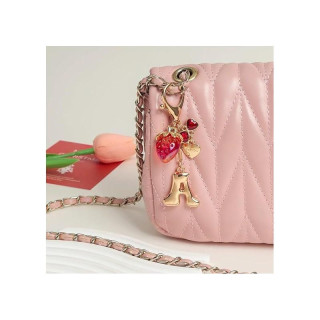 Zlati obesek s črko A in jagodo