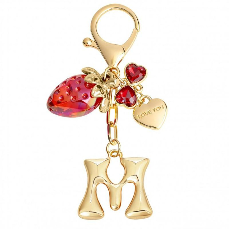 Zlati obesek s črko M in jagodo