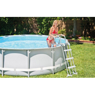 Bazenska lestev z nedrsečimi stopnicami